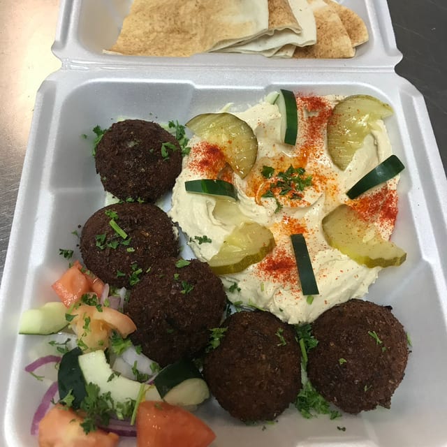 Hummus with 5 Pieces Falafel with Pita.